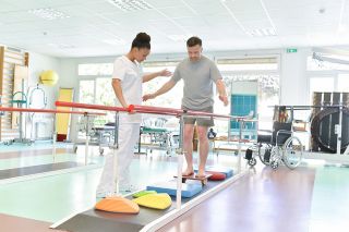 Foto: Person beim Rehatraining